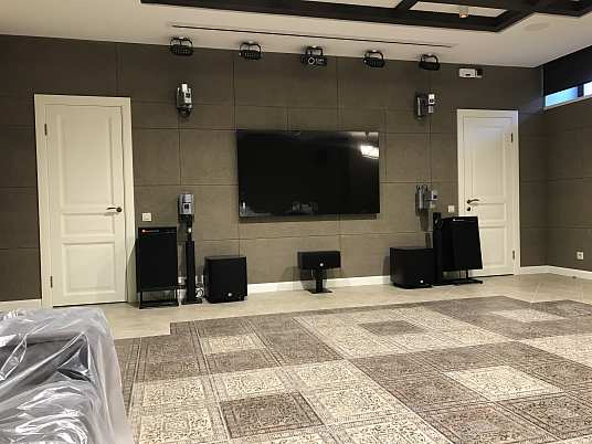Дискотека с караоке и домашним кинотеатром в цоколе частного дома